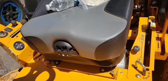 Image of Cub Cadet PRO Z900 equipment image 4