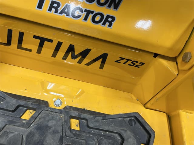 Image of Cub Cadet Ultima ZT2 equipment image 4