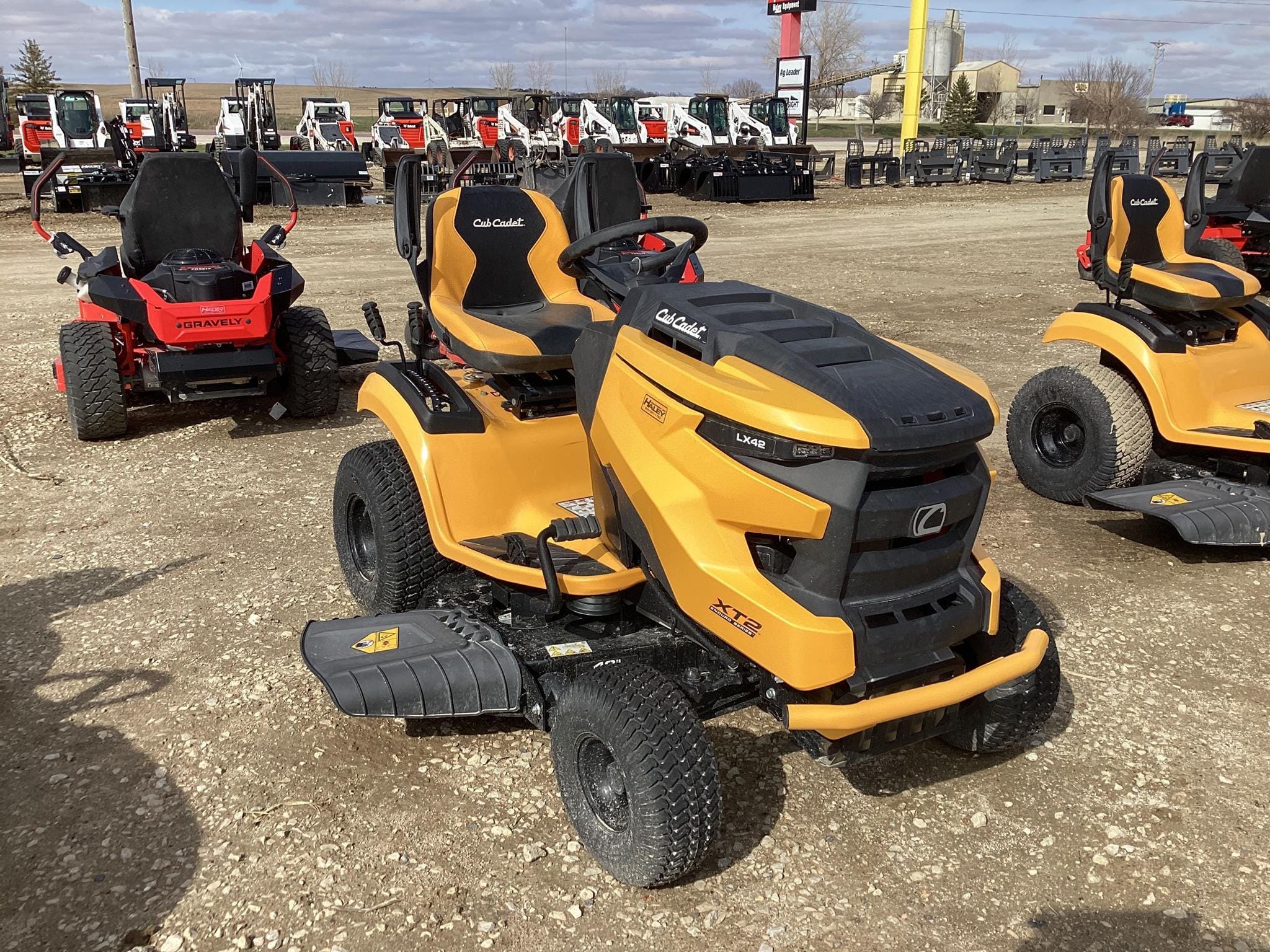 2022 Cub Cadet XT2 LX42 Equipment Image0