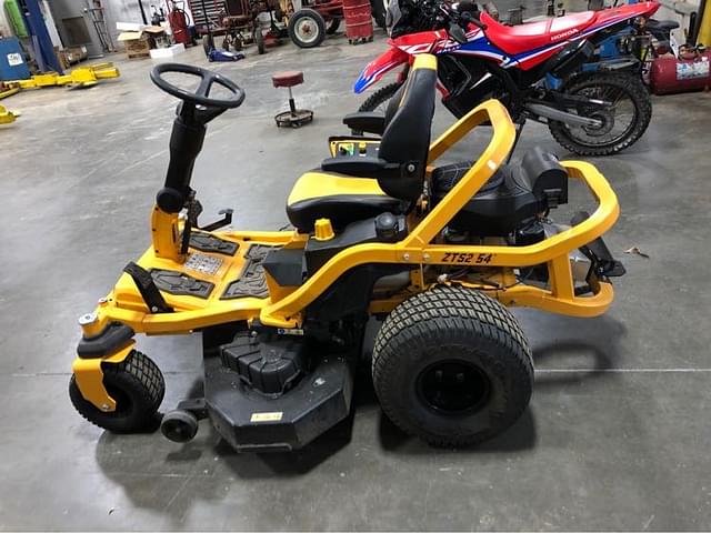 Image of Cub Cadet Ultima ZTS2 equipment image 2