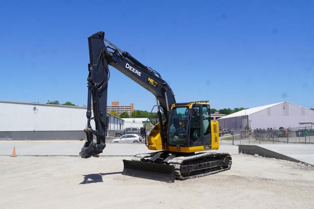 Image of John Deere 135G equipment image 1