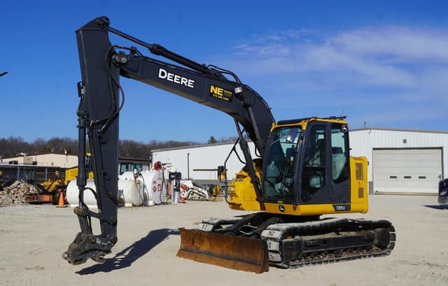 Image of John Deere 135G equipment image 3