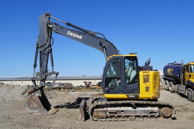 Image of John Deere 135G equipment image 4