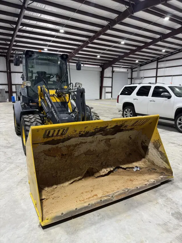 Image of John Deere 324L equipment image 4