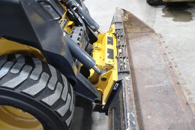Image of John Deere 332G equipment image 4