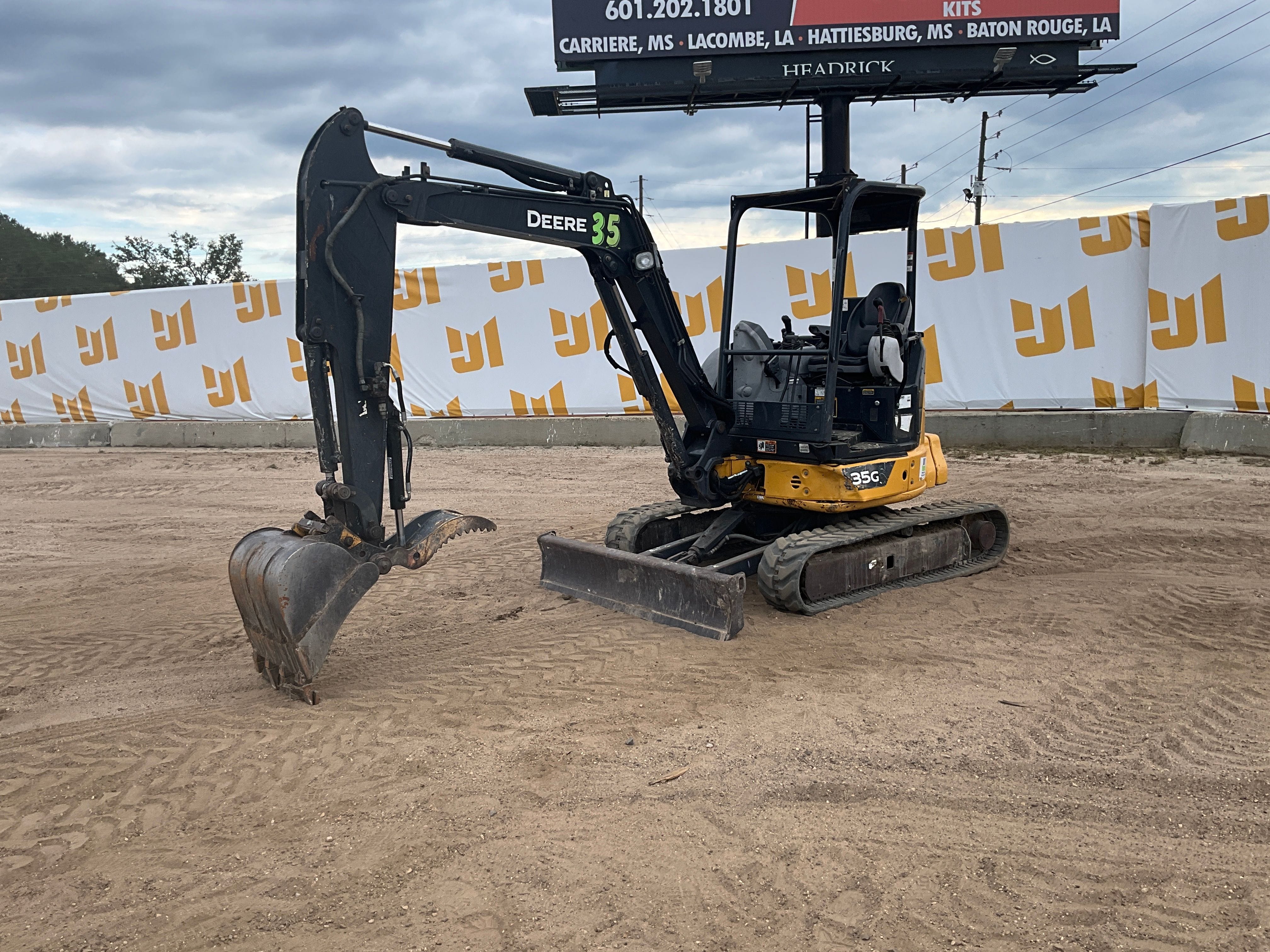 2022 John Deere 35G Equipment Image0