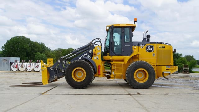 Image of John Deere 624P equipment image 2