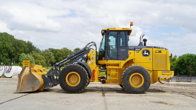 Image of John Deere 624P equipment image 1