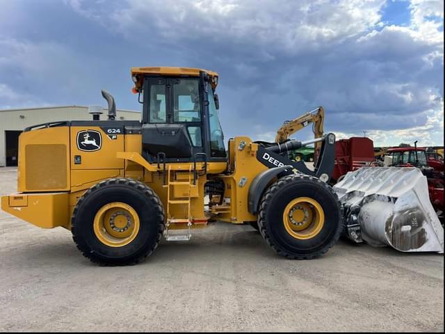Image of John Deere 624P equipment image 1