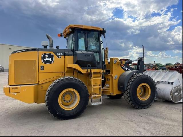 Image of John Deere 624P equipment image 4