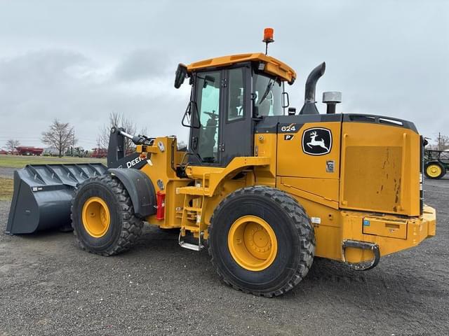 Image of John Deere 624P equipment image 3