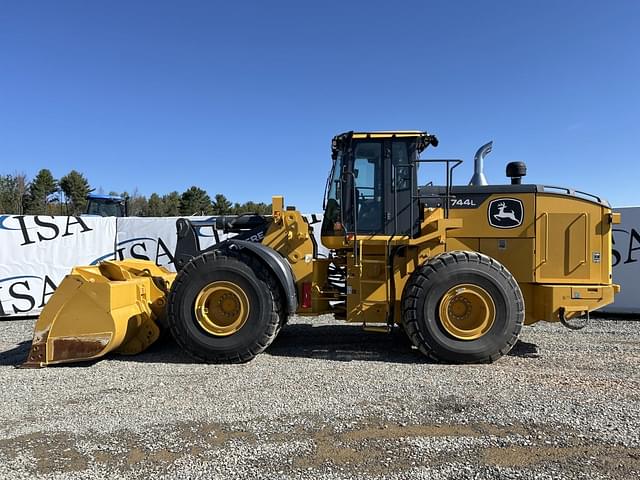 Image of John Deere 744L equipment image 1