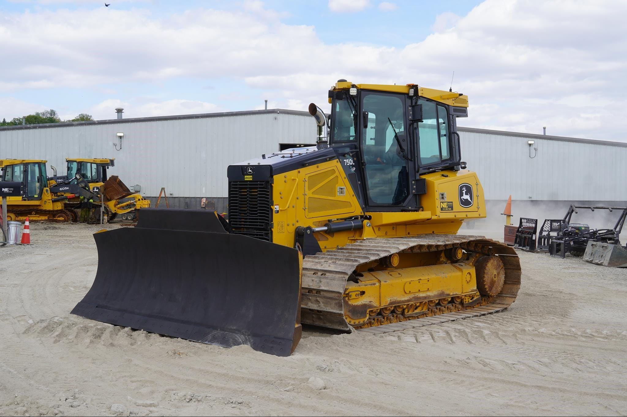 2022 John Deere 750L LGP Equipment Image0