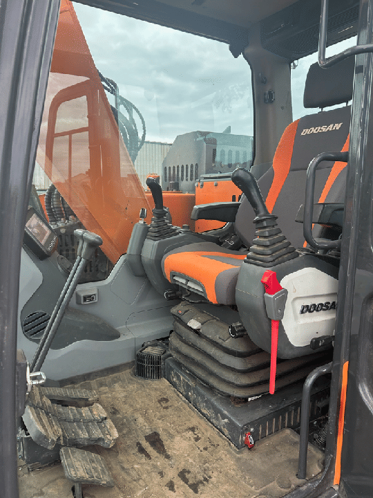 Image of Doosan DX140LC-5 equipment image 1