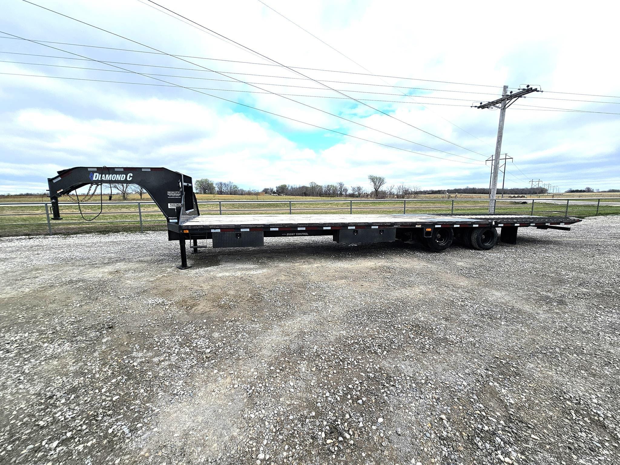 2022 Diamond C FMAX212 Equipment Image0