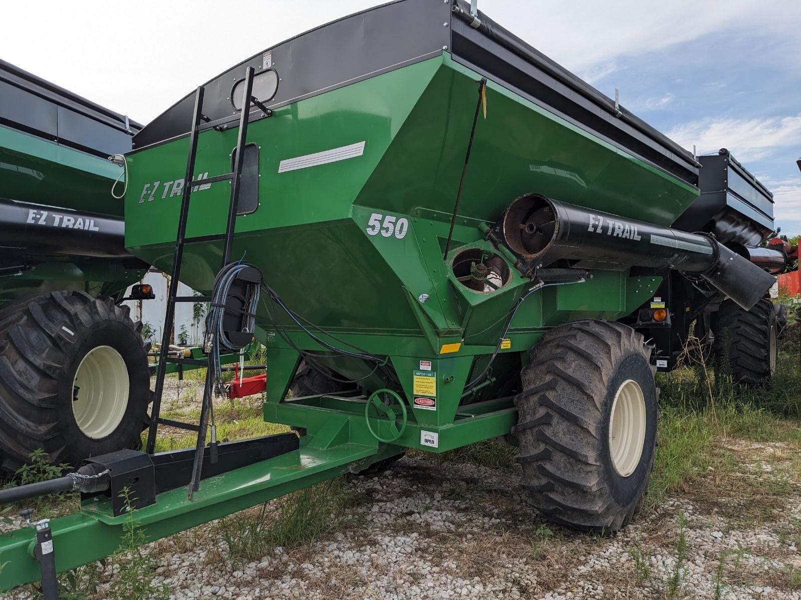 2022 E-Z Trail 550 Equipment Image0