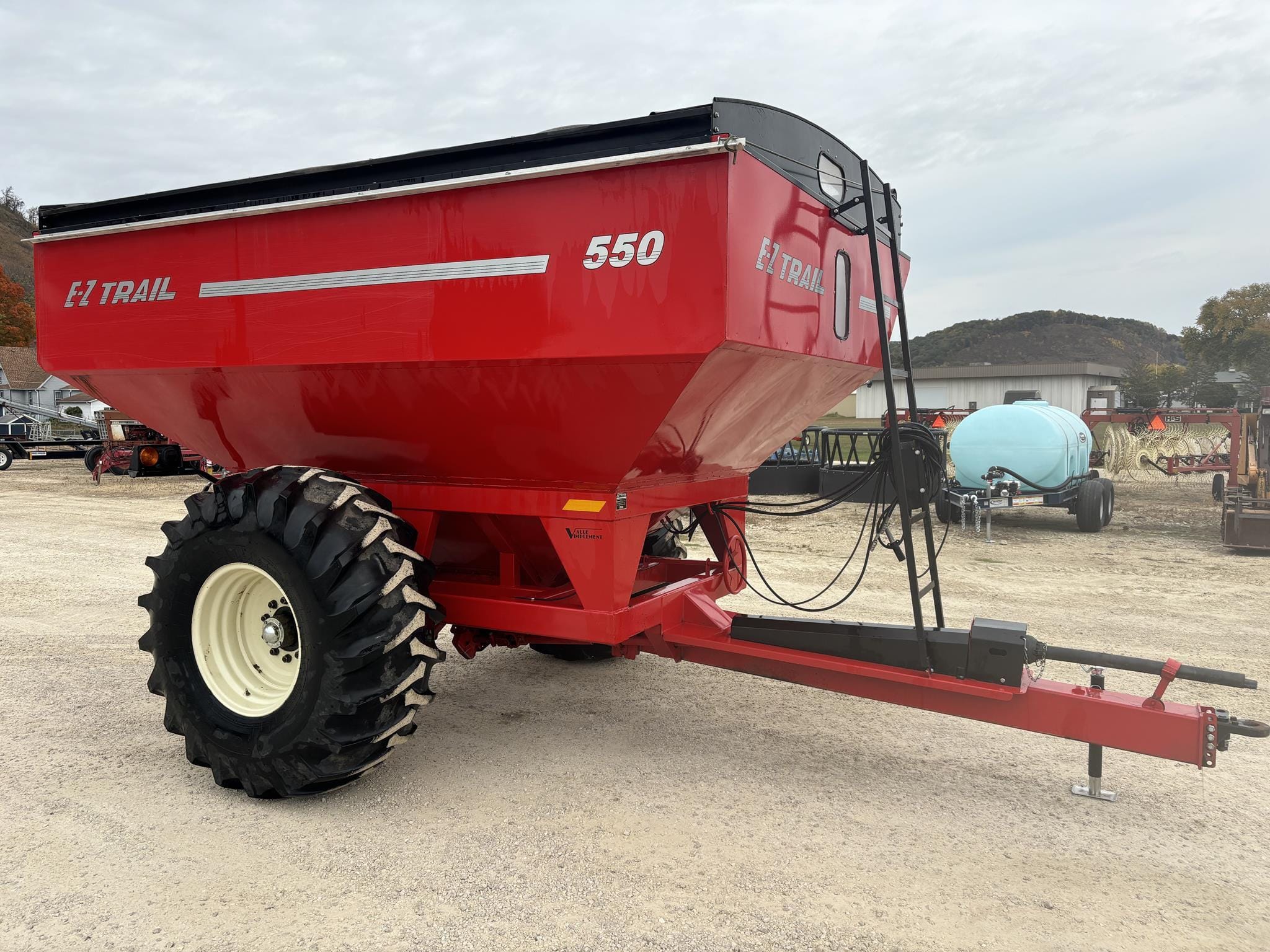 2022 E-Z Trail 550 Equipment Image0