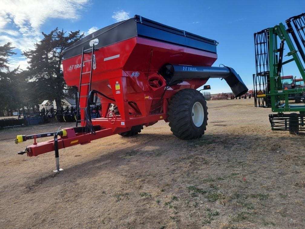 2022 E-Z Trail 870 Equipment Image0