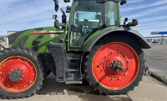 Image of Fendt 724 Vario equipment image 2