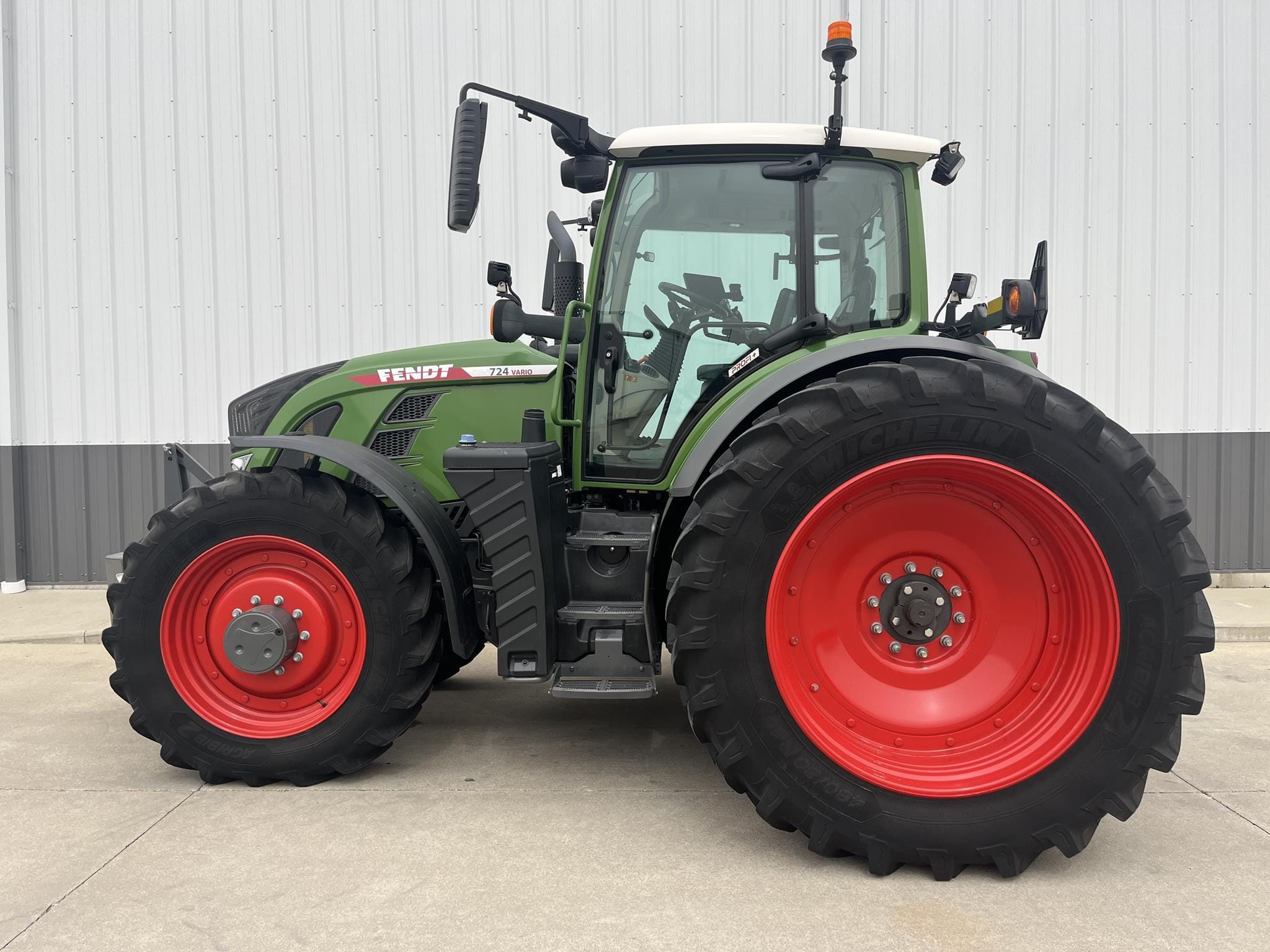 2022 Fendt 724 Vario Equipment Image0