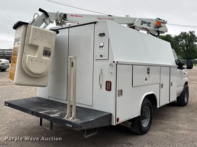 Image of Ford E-350 equipment image 4