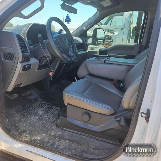 Image of Ford F-550 equipment image 4