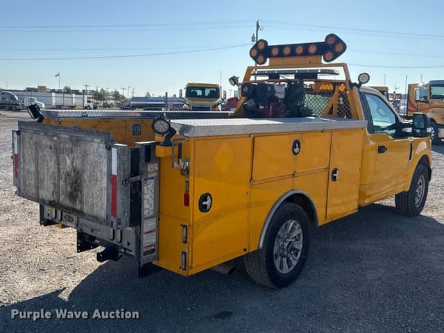 Image of Ford F-350 equipment image 4