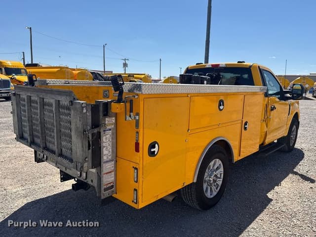 Image of Ford F-350 equipment image 4