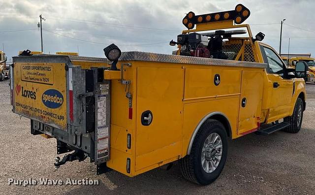 Image of Ford F-350 equipment image 4