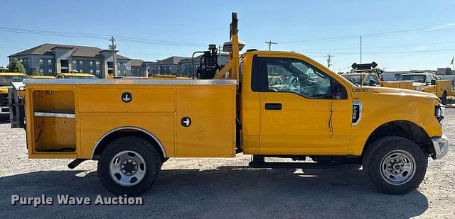 Image of Ford F-350 equipment image 3
