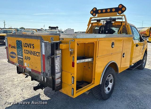 Image of Ford F-350 equipment image 4