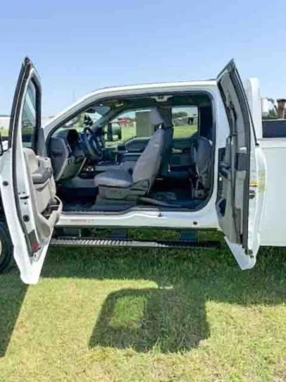 Image of Ford F-550 equipment image 3