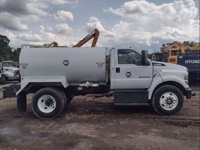 Image of Ford F-750 equipment image 2