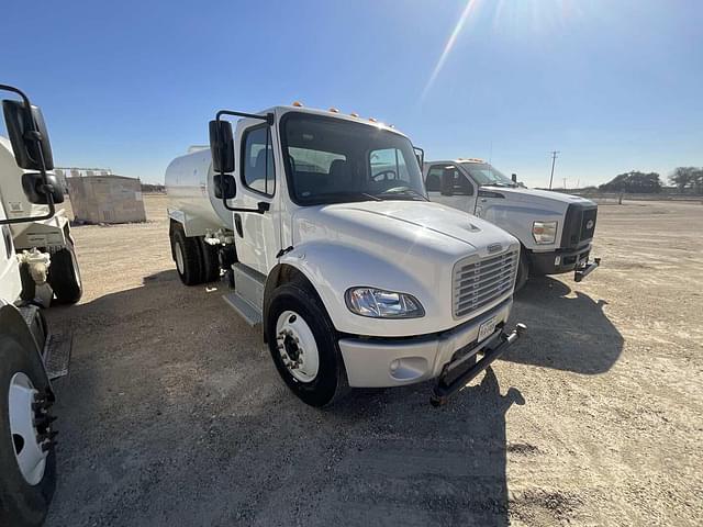 Image of Freightliner Business Class M2 106 equipment image 1