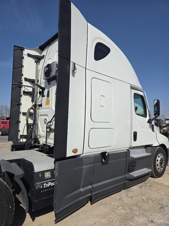 Image of Freightliner Cascadia 126 equipment image 3