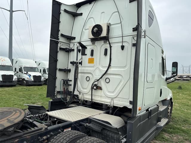 Image of Freightliner Cascadia 126 equipment image 4