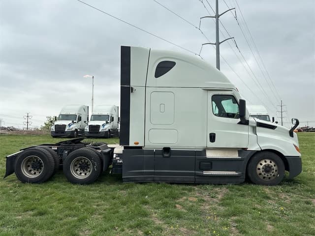 Image of Freightliner Cascadia 126 equipment image 3