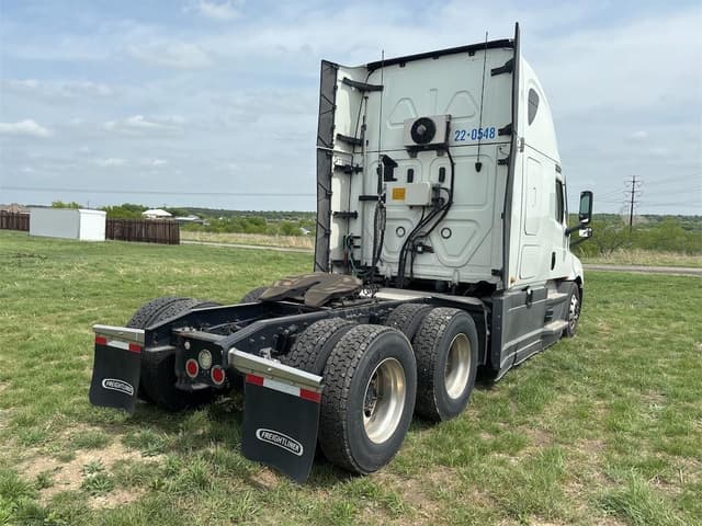 Image of Freightliner Cascadia 126 equipment image 4