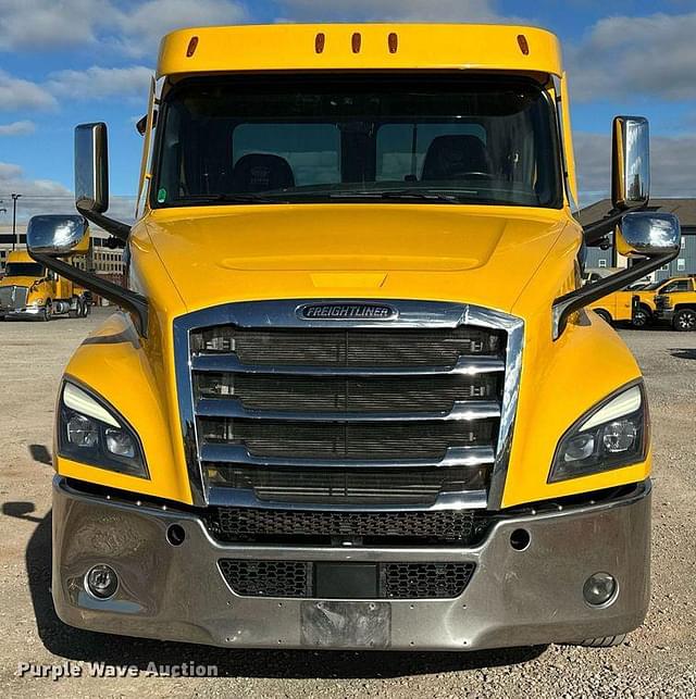 Image of Freightliner Cascadia 126 equipment image 1