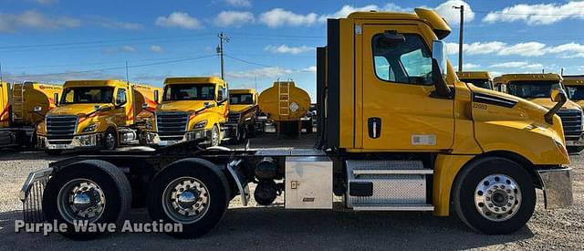 Image of Freightliner Cascadia 126 equipment image 3