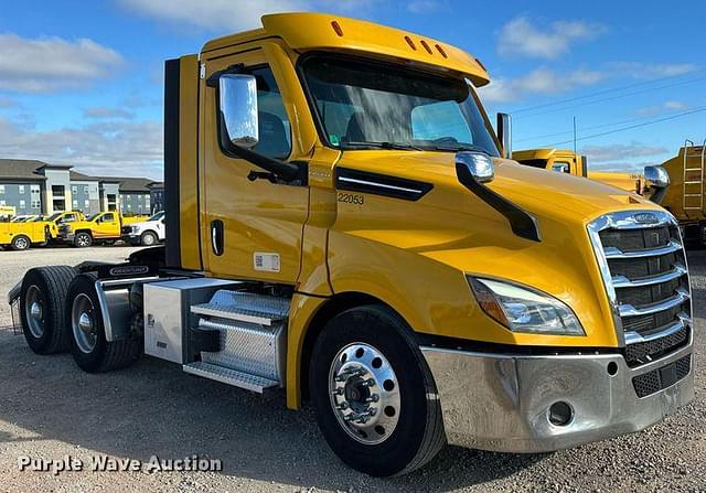 Image of Freightliner Cascadia 126 equipment image 2