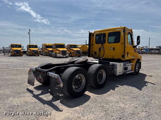 Image of Freightliner Cascadia 126 equipment image 4