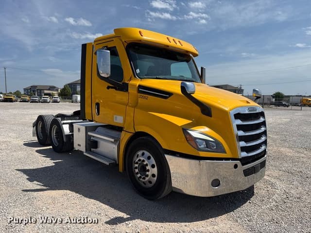 Image of Freightliner Cascadia 126 equipment image 2