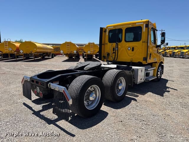 Image of Freightliner Cascadia 126 equipment image 4