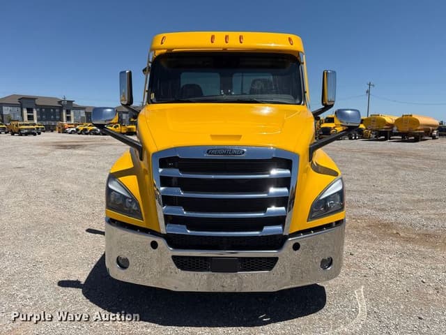 Image of Freightliner Cascadia 126 equipment image 1