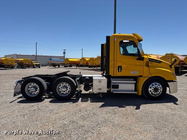 Image of Freightliner Cascadia 126 equipment image 3