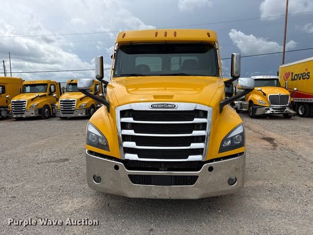 Image of Freightliner Cascadia 126 equipment image 1