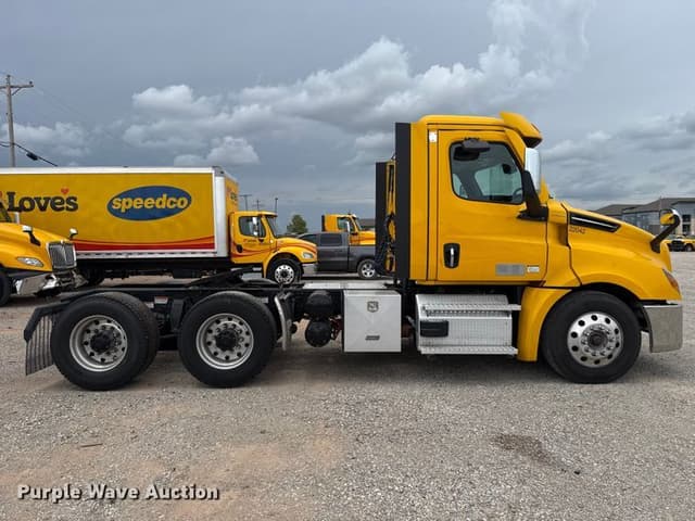 Image of Freightliner Cascadia 126 equipment image 3
