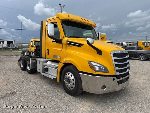 Image of Freightliner Cascadia 126 equipment image 2