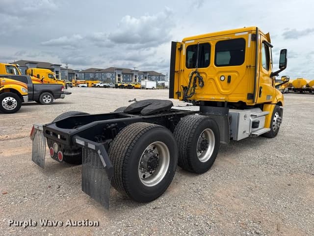 Image of Freightliner Cascadia 126 equipment image 4
